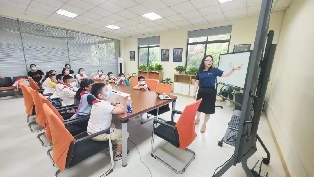 帶城小學紅領巾假日小隊走進依斯倍環(huán)保，開展校外實踐學習活動