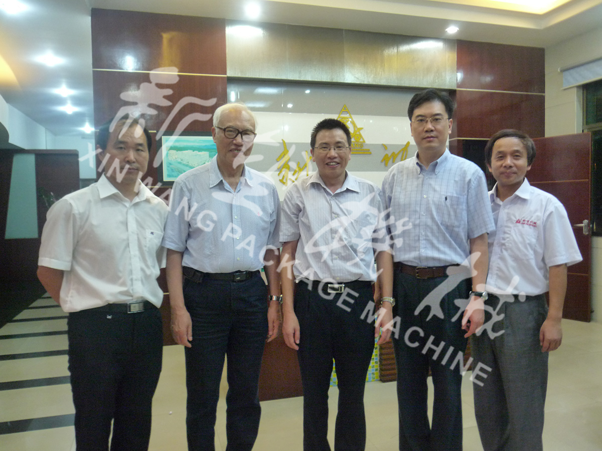 中國(guó)工程院院士段正澄、中國(guó)工程院院士、華中科技大學(xué)黨委書(shū)記邵新宇、廣東省智能機(jī)器人研究院院長(zhǎng)張國(guó)軍一行蒞臨新望公司考察指導(dǎo)