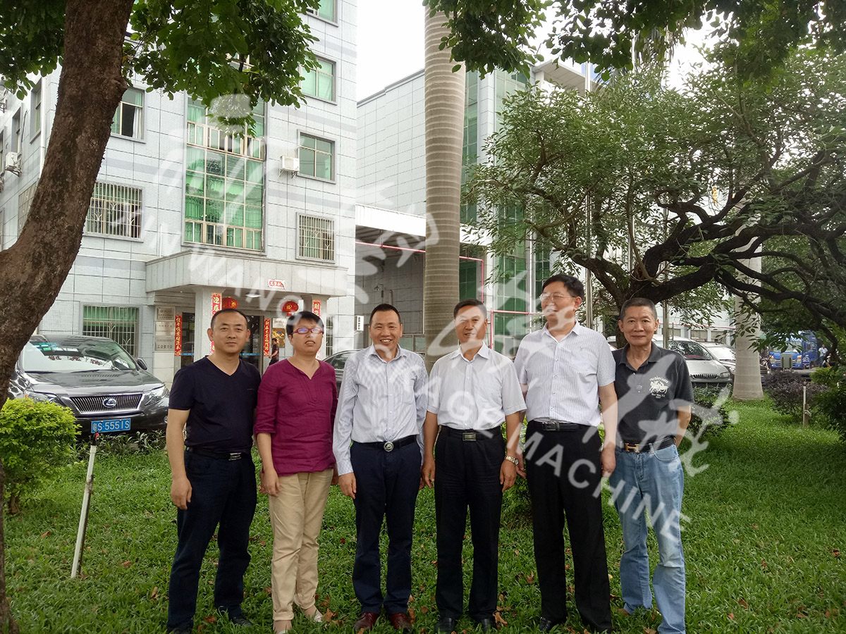 總裝備部劉思剛少將、新華社李建琦博士一行蒞臨新望公司考察指導(dǎo)