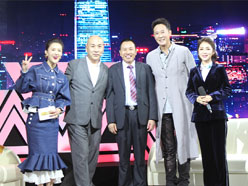 新望董事長(zhǎng)羅永輝與著名歌星劉尊老師、汪正正老師、郭津彤老師、主持人雅琪在北京電視臺(tái)錄制節(jié)目現(xiàn)場(chǎng)親切合影